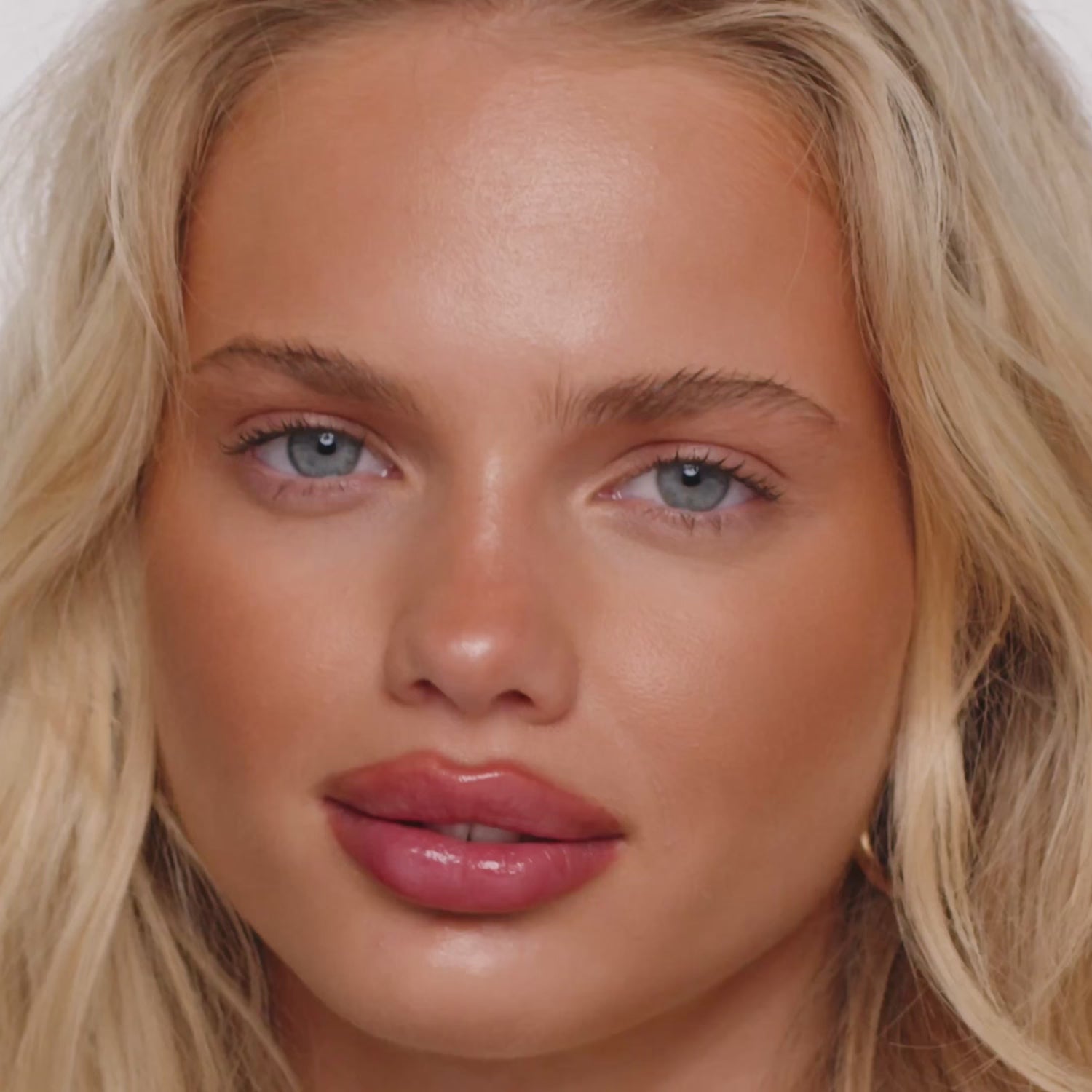 colour_Sea Salt, | ICONIC London Fridays Buildable Blurring Bronze Video