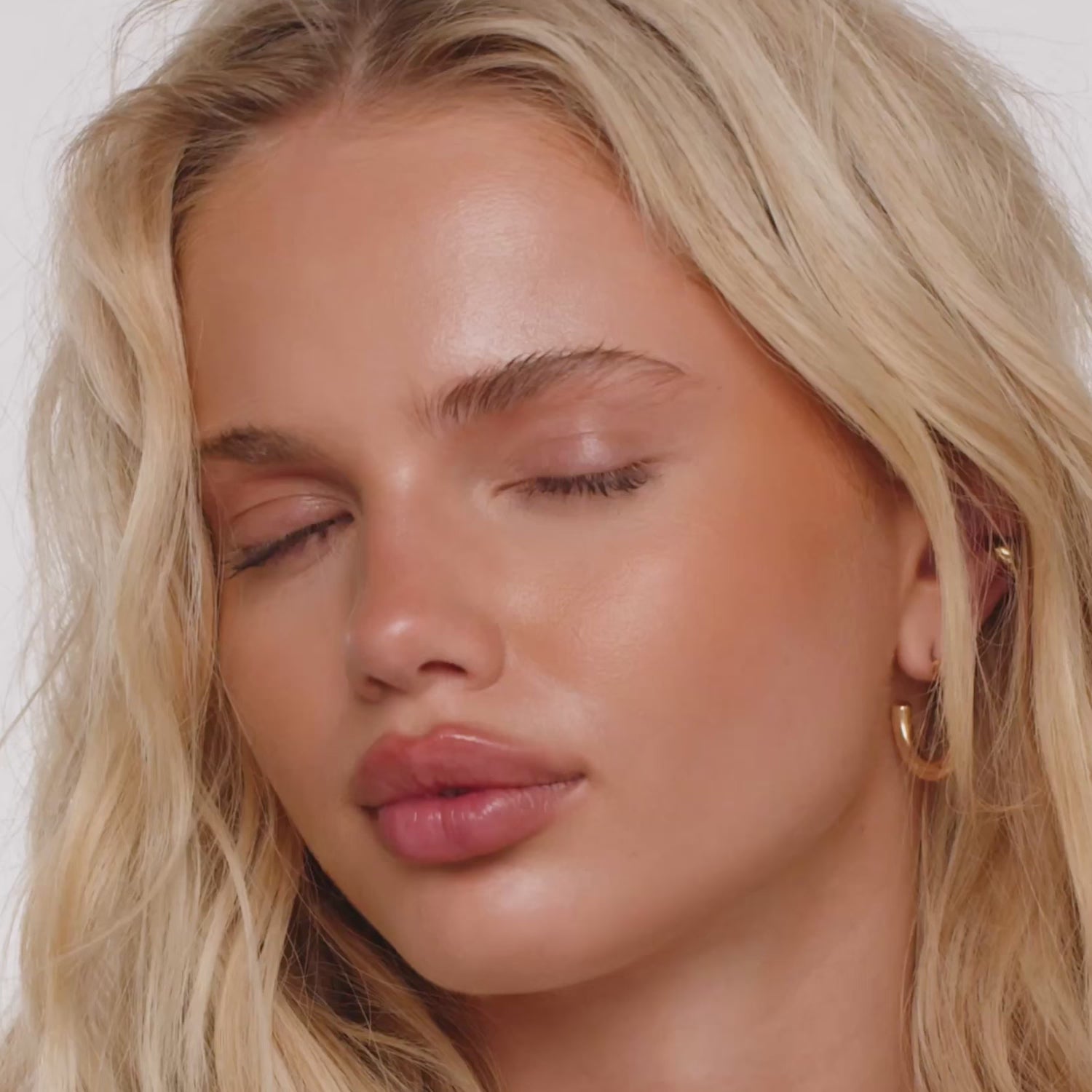 colour_Toasty, | ICONIC London Fridays Buildable Blurring Bronze Video