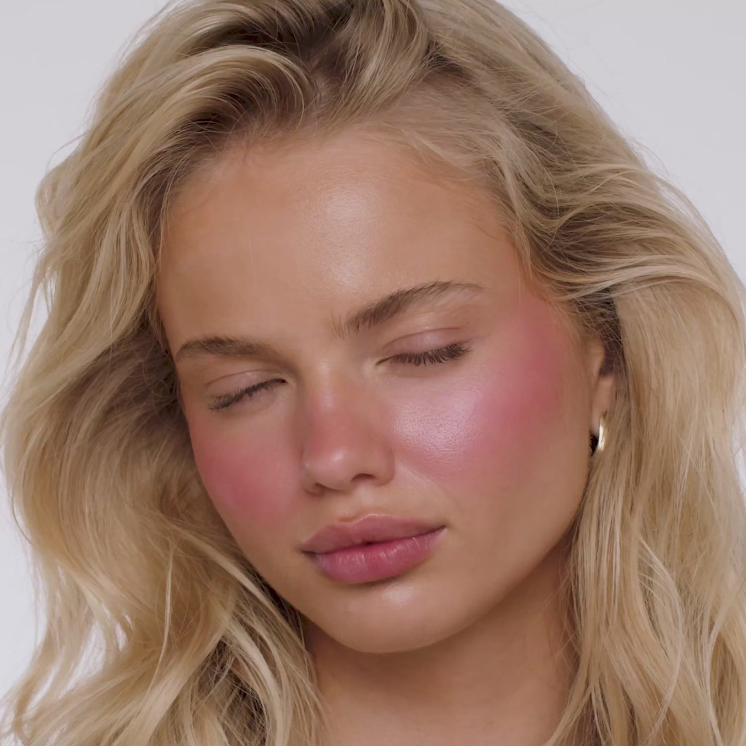 colour_shady lady, | ICONIC London Shady Lady Buildable Blurring Blush Video